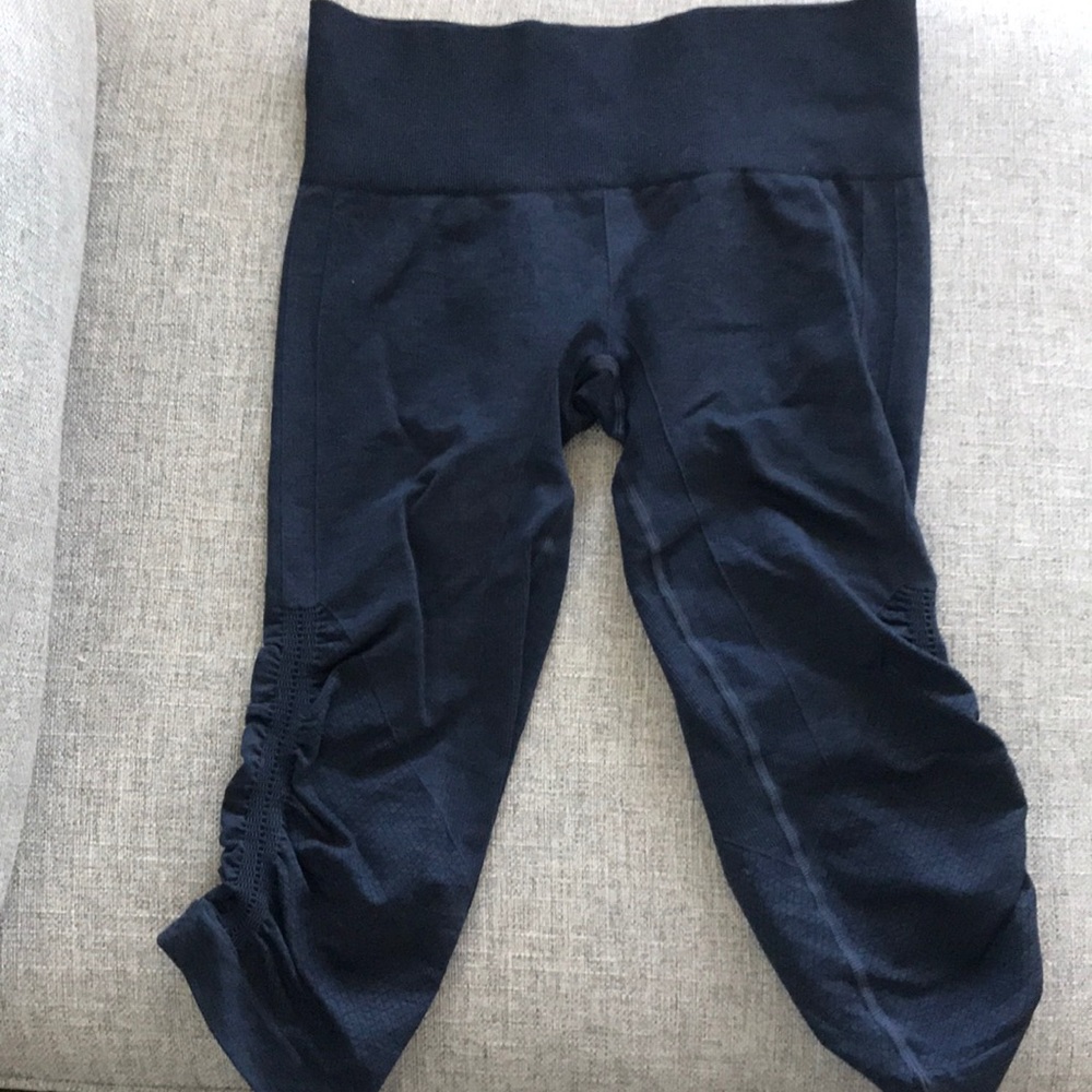 Lululemon crops size 4